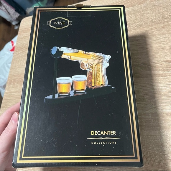 NEW Whiskey Decanter Set w/ 2 shot glasses - Picture 2 of 6